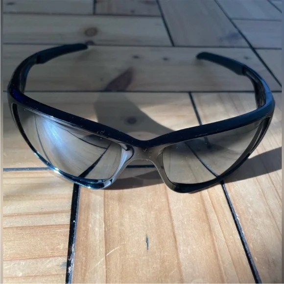 OAKLEYCanteen Men's Polarized Black
Wrap Sunglasses. Used.
009225-01-60 - Picture 6 of 12